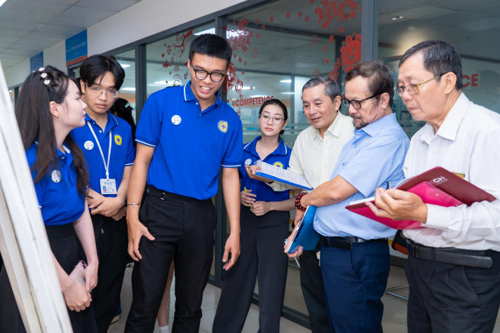 [Video] Sinh viên Khoa Thú y - Chăn nuôi toả sáng bản lĩnh nghề nghiệp tại Chung kết “Tôi là bác sĩ Thú y” 2025 104