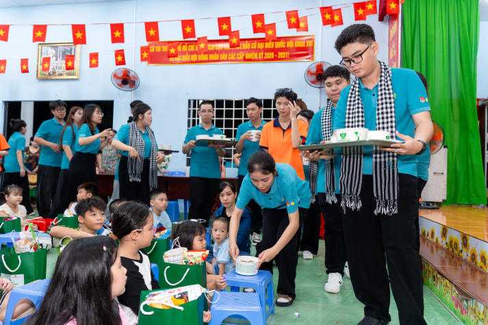 Sinh viên HUTECH mang Trung thu ấm áp đến với thiếu nhi phường An Khánh 94