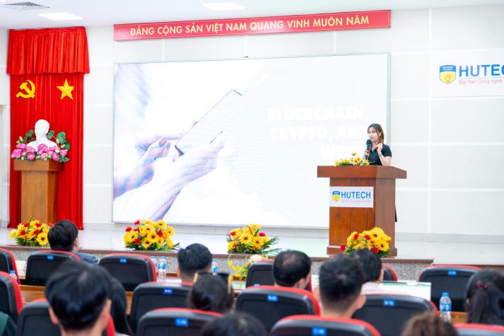 Sinh viên Marketing - Kinh doanh quốc tế khám phá tương lai số với AI và Blockchain 31