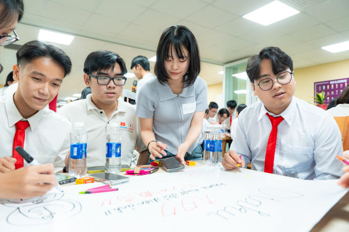 Sinh viên Đại học Kagawa trải nghiệm văn hóa và mở rộng tư duy hội nhập cùng sinh viên viên HUTECH 65