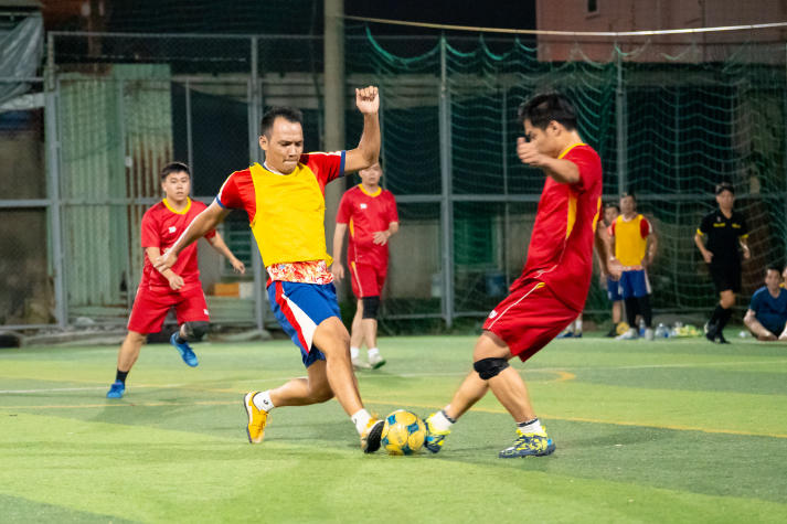 [Hội thao CB-GV-NV HUTECH 2025]: Bóng đá nam xác định hai đội tranh ngôi vô địch 87