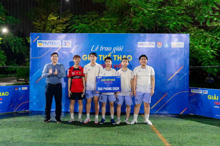 Red Sport đoạt cúp vô địch môn Bóng đá nam Giải thể thao chào đón tân sinh viên 71