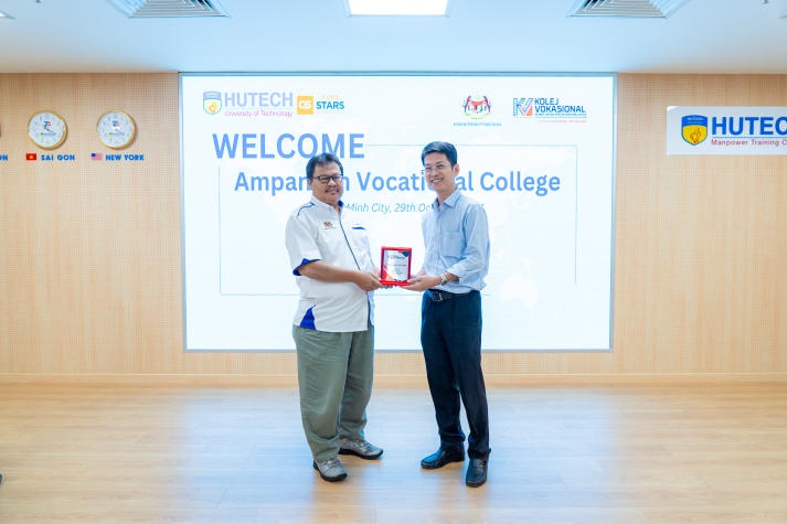 Ampangan Vocational College đến làm việc cùng HUTECH và tham quan cơ sở vật chất tại Hitech Park Campus 58