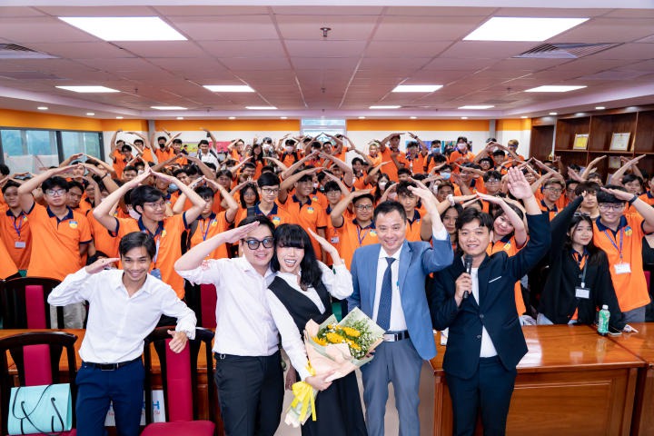 Tân sinh viên HUTECH cùng MC Trác Thuý Miêu bàn chuyện “Làm gì để thích nghi với môi trường Đại học” 131