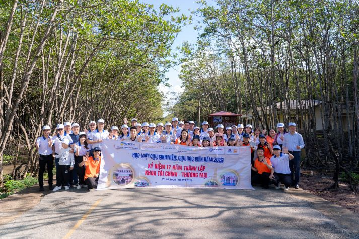 [Ảnh] Khoa Tài chính - Thương mại kỷ niệm 17 năm thành lập, nối dài hành trình “Kết nối yêu thương” 12
