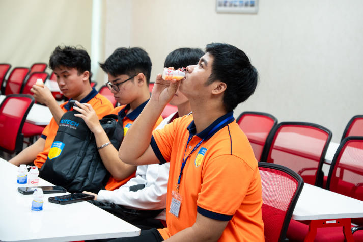 Sinh viên Viện Kỹ thuật tìm hiểu quy trình tự động hóa tại Nhà máy Yakult Việt Nam 85