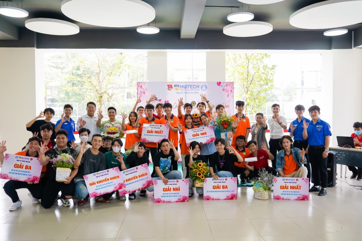 Viện Kỹ thuật HUTECH tổ chức cuộc thi cắm hoa với chủ đề “Tri ân người thầy”