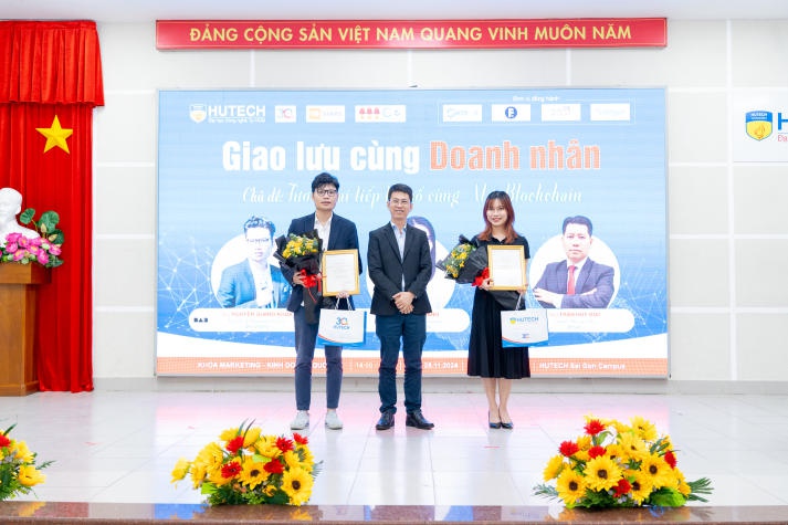 Sinh viên Marketing - Kinh doanh quốc tế khám phá tương lai số với AI và Blockchain 17