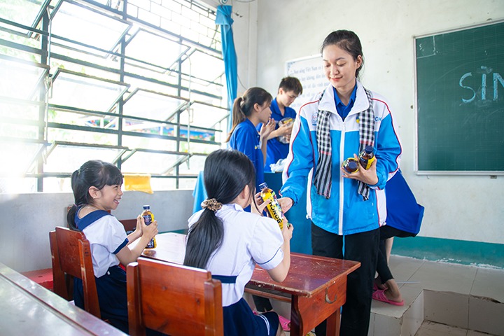 [Mùa hè xanh HUTECH 2023] Mặt trận Đồng Tháp hoàn thành công trình bê tông hóa đường nông thôn đầu tiên 69