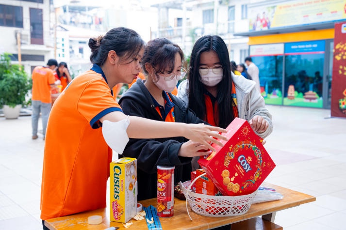 Sinh viên Khoa Dược trổ tài gói quà gửi tặng đến những hoàn cảnh khó khăn 59