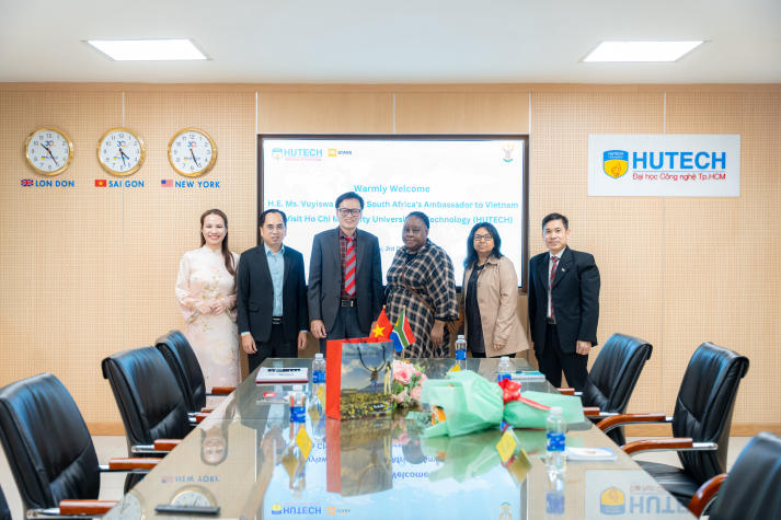 Đại sứ Nam Phi thăm HUTECH, hướng đến mở rộng hợp tác đào tạo và trao đổi sinh viên 48