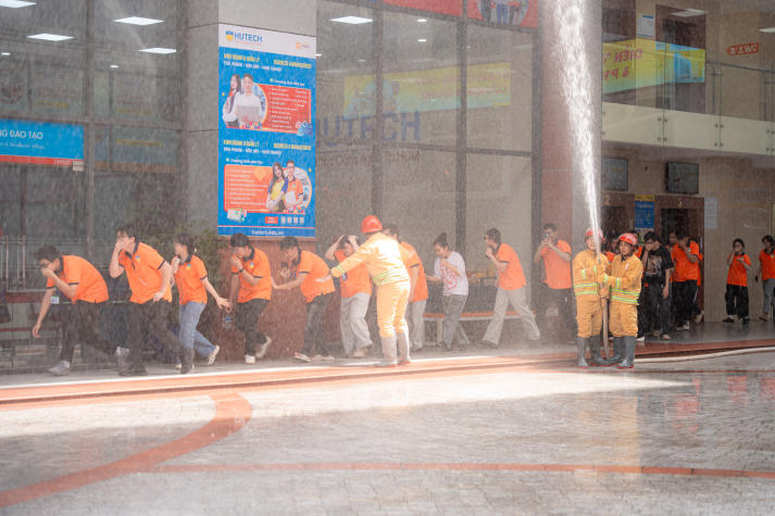 Diễn tập PCCC & CNCH, HUTECH chủ động bảo đảm an toàn học đường 107