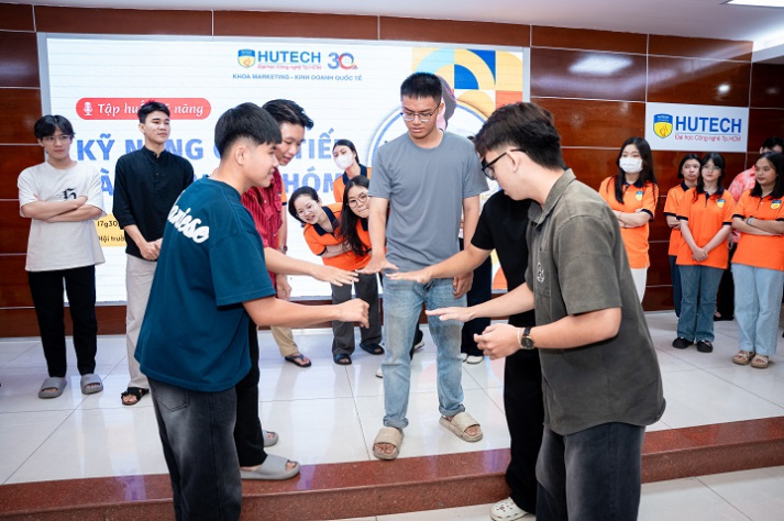 Sinh viên Khoa Marketing - Kinh doanh quốc tế tự tin hơn qua hoạt động trải nghiệm 37