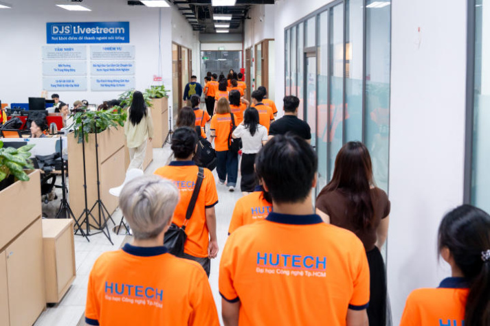 ​[Video] Sinh viên Truyền thông đa phương tiện “nhập vai” thành host livestream chuyên nghiệp trong chuyến đi đến G.DJS 35