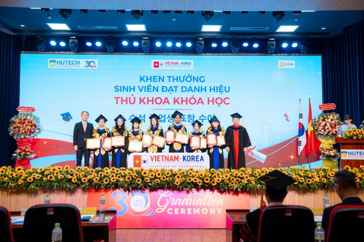 [Video] Khoác lễ phục tốt nghiệp, tân khoa Chương trình Việt - Hàn cất cánh vươn xa 67