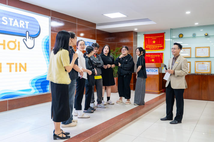 Sinh viên Khoa KHXH&QHCC “bỏ túi” bí quyết giao tiếp và ứng xử chuyên nghiệp 33