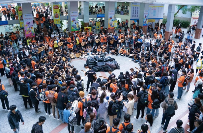 CLB Guitar HUTECH “chào sân” tân sinh viên với Du ca sân trường tháng 10 25