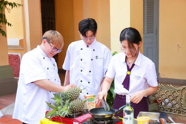 Nhiều trải nghiệm ẩm thực và nghệ thuật bàn tiệc thú vị cho học sinh THPT tại chương trình của Viện Đào tạo Quốc tế HUTECH 39
