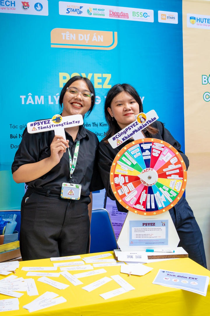 “Tour” khám phá không gian triển lãm Top 10 “HUTECH Startup Wings 2023” 117