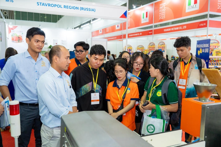 Sinh viên ngành Công nghệ thực phẩm HUTECH khám phá ngành Công nghiệp thực phẩm tại triển lãm “Vietnam Foodexpo 2023” 84