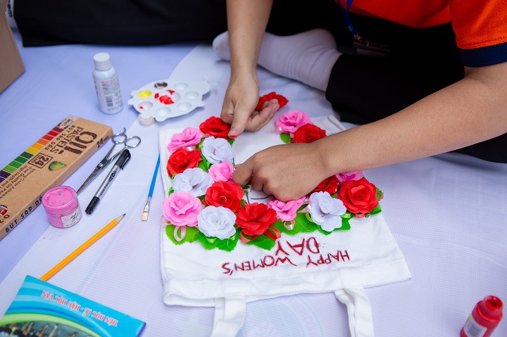 Sinh viên Khoa Marketing - Kinh doanh quốc tế thiết kế túi Tote tôn vinh nét đẹp người phụ nữ 49