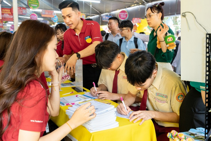 HUTECH khoe sắc vàng tươi tại Ngày hội tư vấn tuyển sinh - hướng nghiệp 2025 77