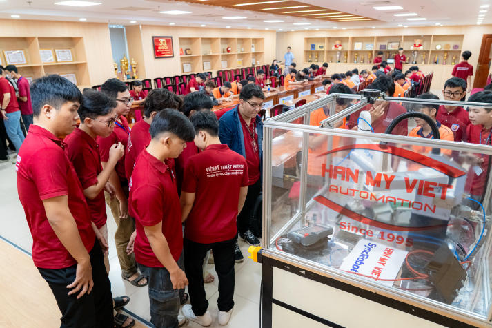 Cập nhật xu hướng nhà máy thông minh: Sinh viên Viện Kỹ thuật HUTECH sẵn sàng cho kỷ nguyên robot 104