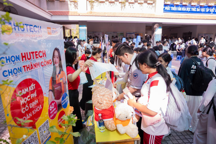 HUTECH Scholarship Tour 2025: Trao 32 suất học bổng trị giá 25% học phí toàn khóa cho học sinh Trường THPT Nguyễn Hữu Thọ (TP.HCM) 85
