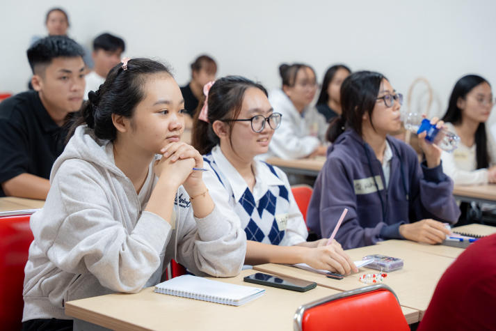 HUTECH-ers “bật mic” tự tin tại lớp Kỹ năng nói trước công chúng 36