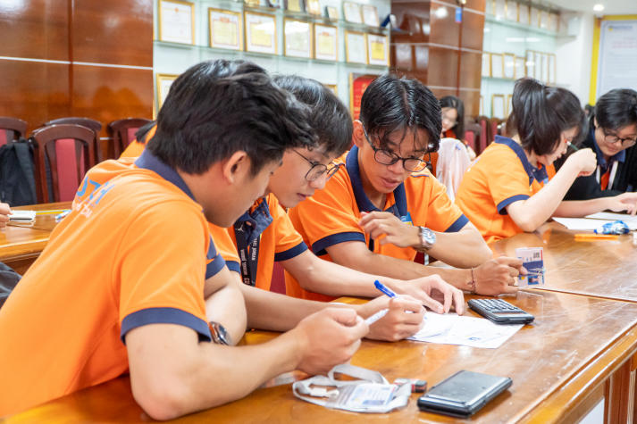 Top 12 đội thi chính thức bước vào vòng Tăng tốc cuộc thi “HUTECH HRM Challenge” 2025 22