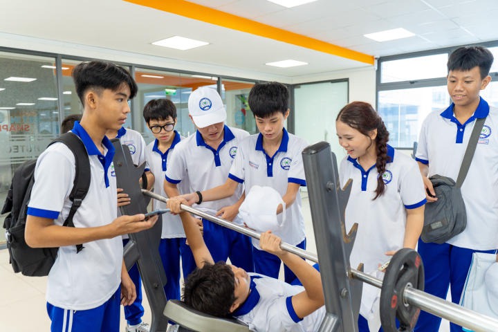Học sinh THCS-THPT Văn Hóa Việt hào hứng tham quan HUTECH 63