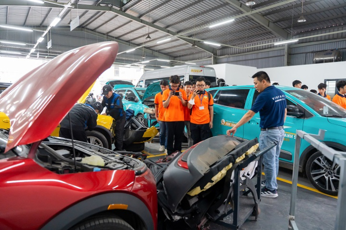 Từ giảng đường đến xưởng ô tô: Sinh viên VKIT chạm môi trường thực tế từ năm nhất 69