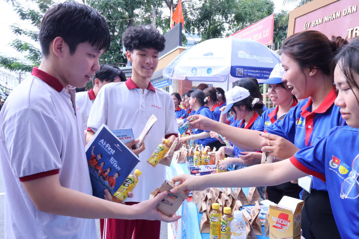 220 tình nguyện viên HUTECH sẵn sàng tiếp sức sĩ tử tại 5 điểm thi tốt nghiệp THPT 2026 60