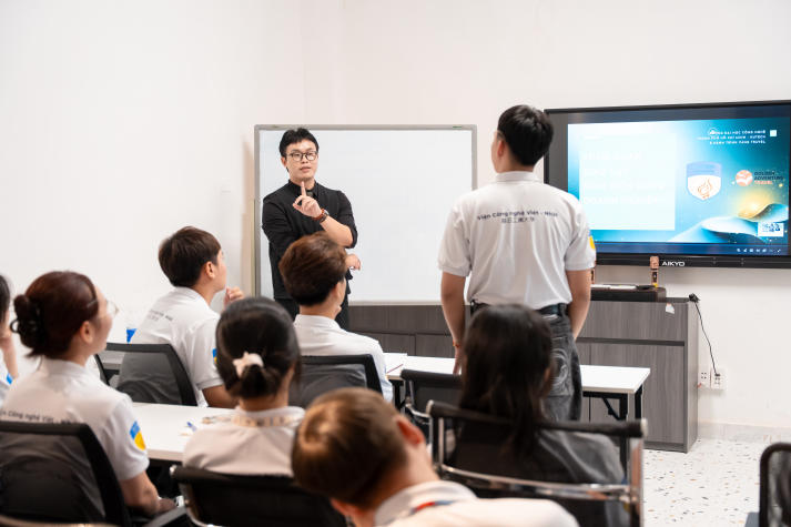 Sinh viên năm nhất ngành Du lịch VJIT định hướng nghề cùng Hành Trình Vàng Travel 40