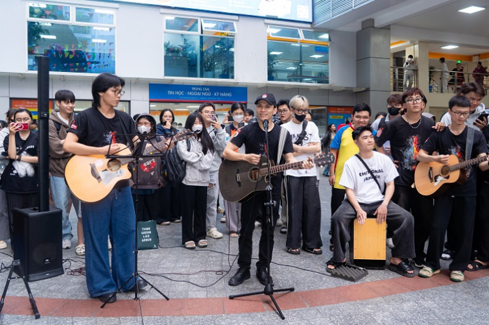 [Video] Du ca sân trường tại HUTECH: Không gian âm nhạc tràn đầy sức sống tuổi trẻ 28