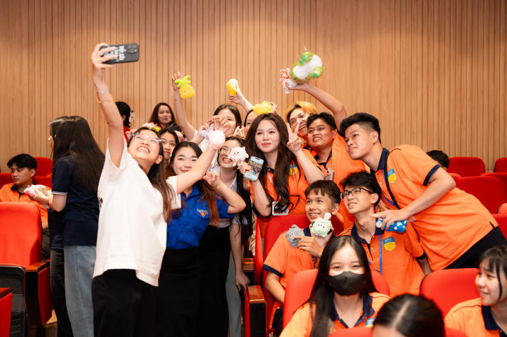 Khoa Quản trị kinh doanh chào đón tân sinh viên khoá 2025: Sẵn sàng hội nhập, vững bước tương lai 175