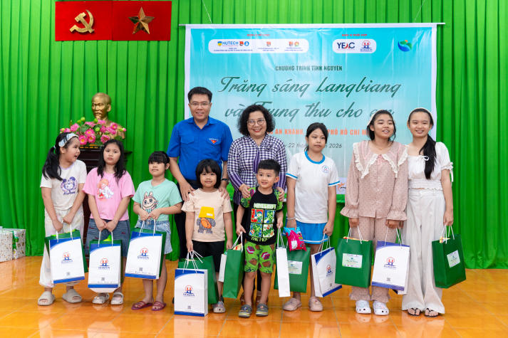 Sinh viên HUTECH mang Trung thu ấm áp đến với thiếu nhi phường An Khánh 117