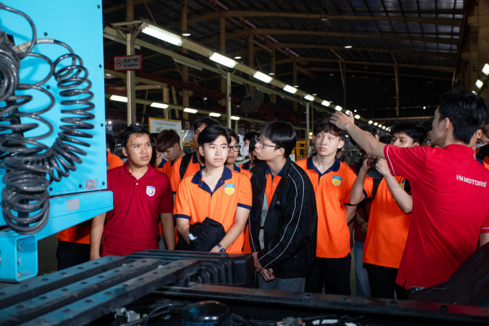Sinh viên Viện Kỹ thuật tìm hiểu quy trình sản xuất ô tô tại Vĩnh Phát Motor 55