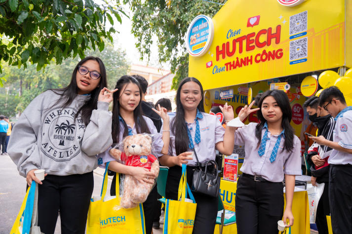 Tư vấn mùa thi năm 2025 tại Đồng Nai: HUTECH giải đáp “tất tần tật” thắc mắc ngành nghề, học phí, học bổng cho teen 2k7 12