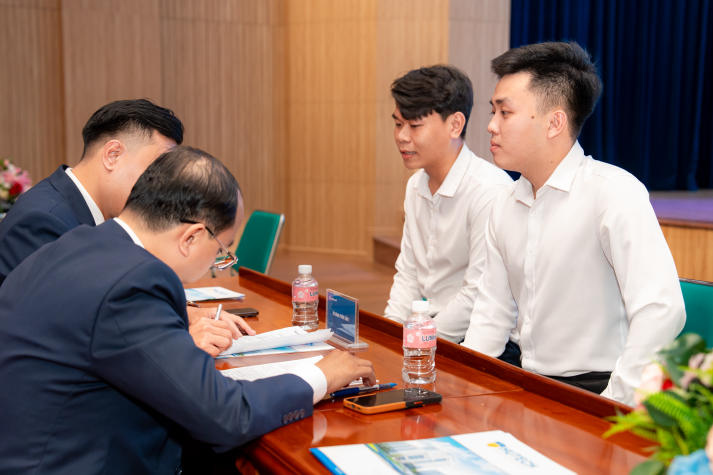 [Video] Hơn 300 sinh viên HUTECH “săn vé” thực tập tại Sacombank 84