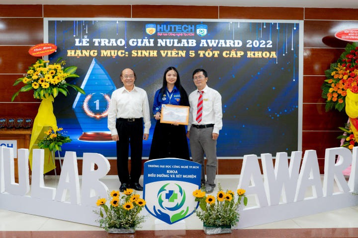 Khoa Điều dưỡng - Xét nghiệm đã giao giải thưởng NULAB AWARD cho các sinh viên HUTECH 2