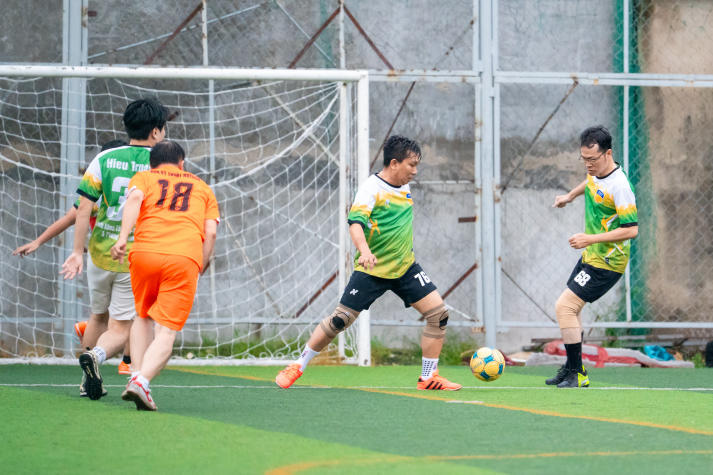 [Hội thao CB-GV-NV HUTECH 2025]: Rực lửa với những cuộc rượt đuổi tỷ số bộ môn Bóng đá nam 10