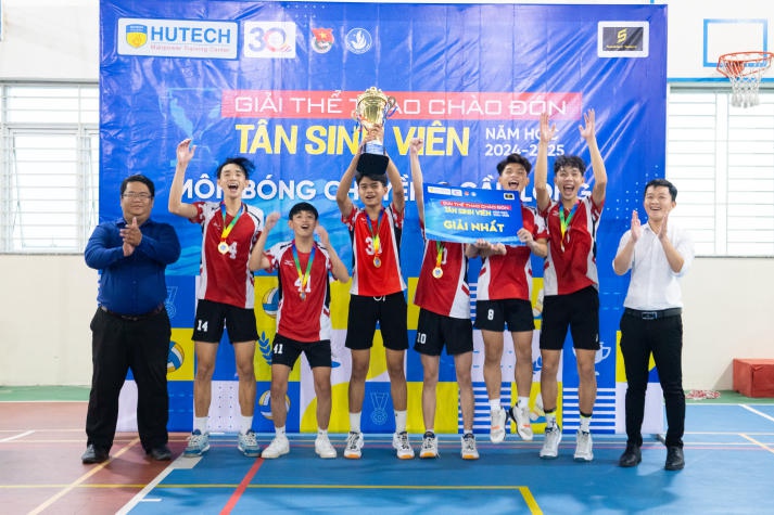 “The Young” là chủ nhân cúp vô địch Bóng chuyền nam Giải thể thao chào đón tân sinh viên năm học 2024-2025 40