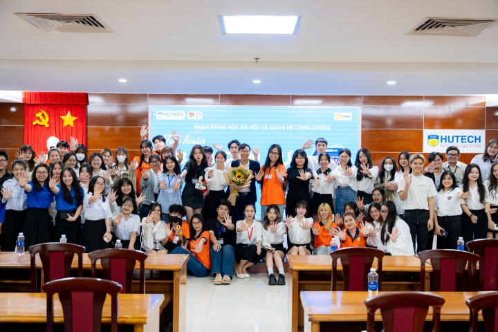 Ban cán sự lớp Khoa Khoa học Xã hội và Quan hệ Công chúng học hỏi nhiều kỹ năng hữu ích qua buổi tập huấn 111