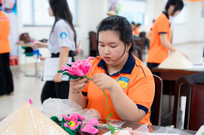 Lan tỏa tinh thần “Sắc Việt” trong Ngày hội trang trí nón lá của sinh viên Khoa Tài chính - Thương mại 48