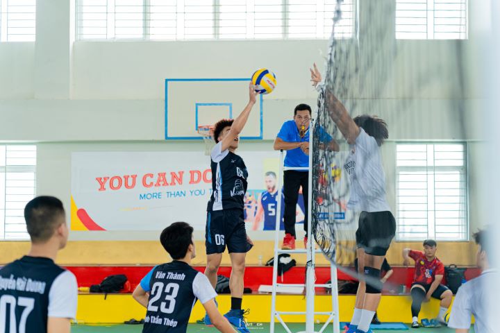 [Giải Thể thao Chào đón Tân Sinh viên] Nội dung Bóng chuyền nam đã xác định được 08 đội vào Tứ kết 12