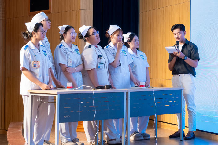 “Chạy trạm” cấp cứu, sinh viên Khoa Điều dưỡng - Kỹ thuật y học luyện bản lĩnh xử trí tình huống y khoa 23