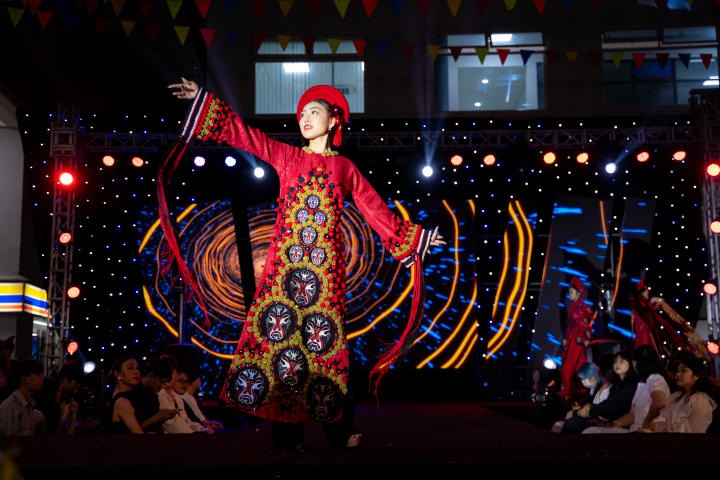 Sinh viên Quản trị sự kiện HUTECH mang sắc phục Việt lên sân khấu Fashion Show đầu tay 174