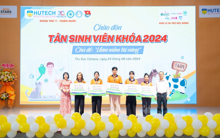 Doanh nghiệp trao học bổng gần 100 triệu đồng cho sinh viên Khoa Thú y - Chăn nuôi tại Lễ chào đón tân sinh viên 81