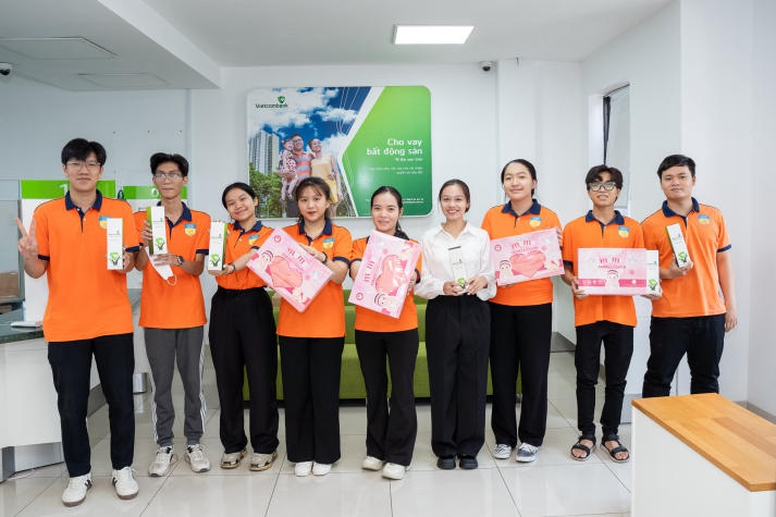 Sinh viên Khoa Tài chính - Thương mại HUTECH tham quan Vietcombank 96